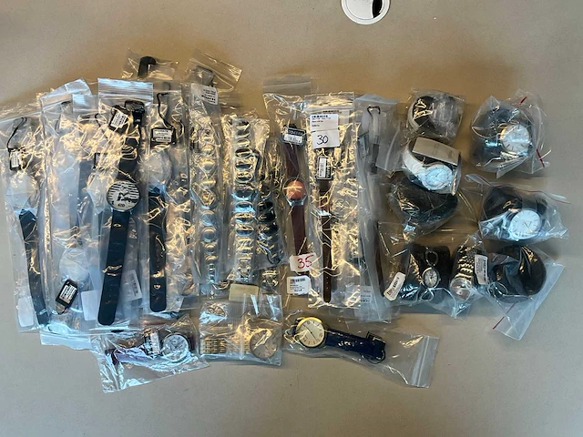 50 diverse horloges rodania - afbeelding 1 van  15