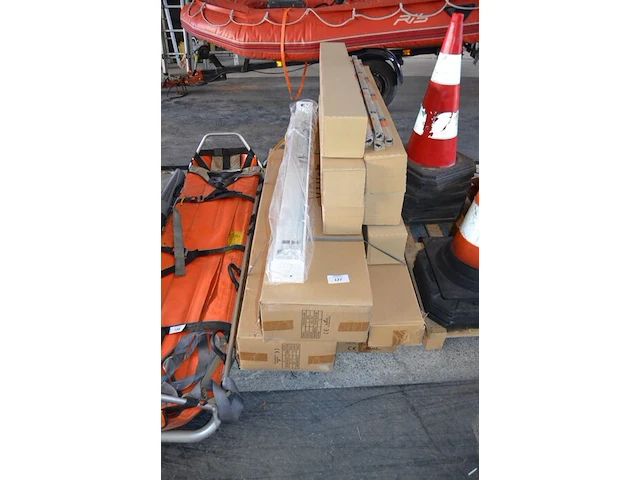 50 x tl 18w/840 60cl, 130 x tl 36w/840 120cm, 14 tl aramturen - afbeelding 1 van  5