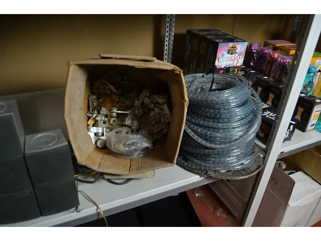 5.1 speaker set philips sw3000/00s, led tube, 3 beveilingscamera koning, hikvision netwerk video recorder, tp-link router, 7 aflegbakjes - afbeelding 2 van  11