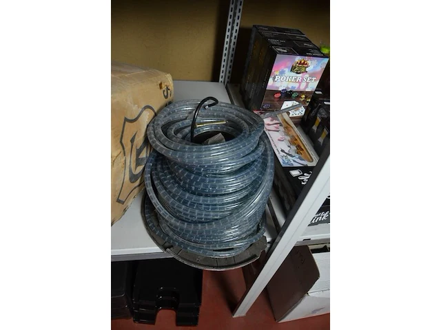 5.1 speaker set philips sw3000/00s, led tube, 3 beveilingscamera koning, hikvision netwerk video recorder, tp-link router, 7 aflegbakjes - afbeelding 4 van  11