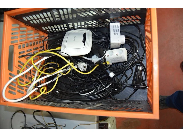 5.1 speaker set philips sw3000/00s, led tube, 3 beveilingscamera koning, hikvision netwerk video recorder, tp-link router, 7 aflegbakjes - afbeelding 10 van  11
