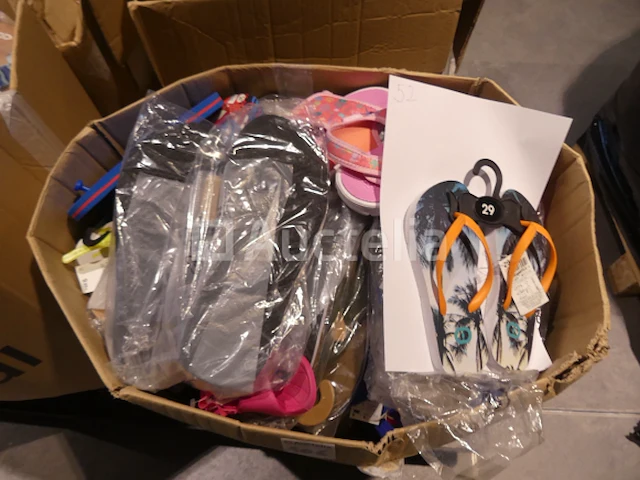 52 veelkleurige strandschoenen - afbeelding 1 van  5