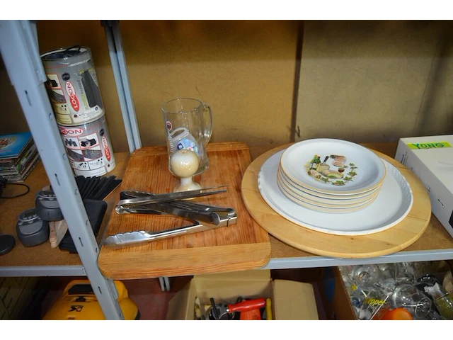 53 diverse borden, 25 tassen, 1 theepot, 6 glazen potjes, glazen pot met deksel, 2 houten snijplanken, aperitiefset 24 delig nieuw in doos, doos gevuld met keukengerief, doos gevuld met drinkglazen - afbeelding 4 van  12