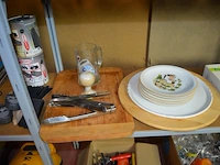 53 diverse borden, 25 tassen, 1 theepot, 6 glazen potjes, glazen pot met deksel, 2 houten snijplanken, aperitiefset 24 delig nieuw in doos, doos gevuld met keukengerief, doos gevuld met drinkglazen - afbeelding 4 van  12