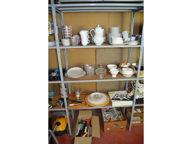 53 diverse borden, 25 tassen, 1 theepot, 6 glazen potjes, glazen pot met deksel, 2 houten snijplanken, aperitiefset 24 delig nieuw in doos, doos gevuld met keukengerief, doos gevuld met drinkglazen - afbeelding 1 van  12