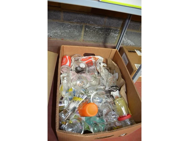 53 diverse borden, 25 tassen, 1 theepot, 6 glazen potjes, glazen pot met deksel, 2 houten snijplanken, aperitiefset 24 delig nieuw in doos, doos gevuld met keukengerief, doos gevuld met drinkglazen - afbeelding 6 van  12