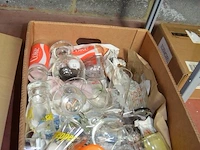 53 diverse borden, 25 tassen, 1 theepot, 6 glazen potjes, glazen pot met deksel, 2 houten snijplanken, aperitiefset 24 delig nieuw in doos, doos gevuld met keukengerief, doos gevuld met drinkglazen - afbeelding 6 van  12