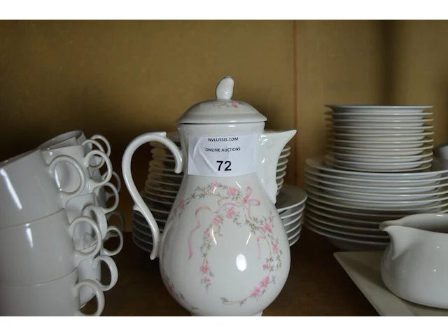 53 diverse borden, 25 tassen, 1 theepot, 6 glazen potjes, glazen pot met deksel, 2 houten snijplanken, aperitiefset 24 delig nieuw in doos, doos gevuld met keukengerief, doos gevuld met drinkglazen - afbeelding 8 van  12