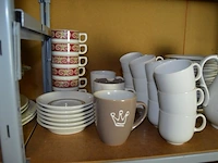 53 diverse borden, 25 tassen, 1 theepot, 6 glazen potjes, glazen pot met deksel, 2 houten snijplanken, aperitiefset 24 delig nieuw in doos, doos gevuld met keukengerief, doos gevuld met drinkglazen - afbeelding 9 van  12