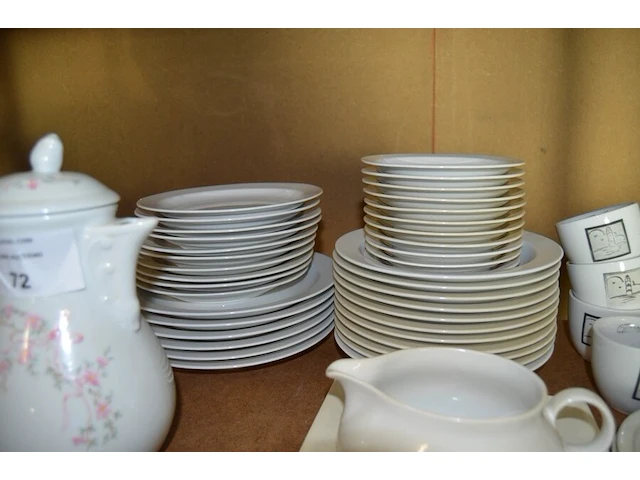 53 diverse borden, 25 tassen, 1 theepot, 6 glazen potjes, glazen pot met deksel, 2 houten snijplanken, aperitiefset 24 delig nieuw in doos, doos gevuld met keukengerief, doos gevuld met drinkglazen - afbeelding 10 van  12