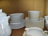 53 diverse borden, 25 tassen, 1 theepot, 6 glazen potjes, glazen pot met deksel, 2 houten snijplanken, aperitiefset 24 delig nieuw in doos, doos gevuld met keukengerief, doos gevuld met drinkglazen - afbeelding 10 van  12