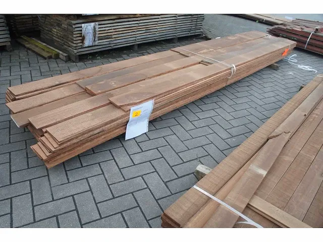 53,36 m² doussie planken 12mm - afbeelding 1 van  5