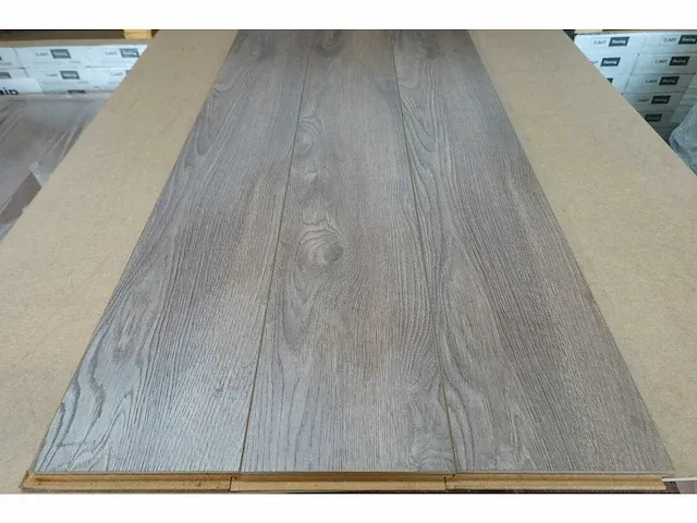 54 m2 laminaatvloer 12 mm - afbeelding 1 van  3