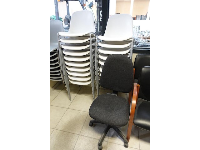 55x diverse stoelen - afbeelding 5 van  7