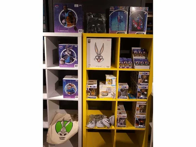 57 stuks diversen merk: space jam, looney tunes, warner bros,etc - afbeelding 1 van  3