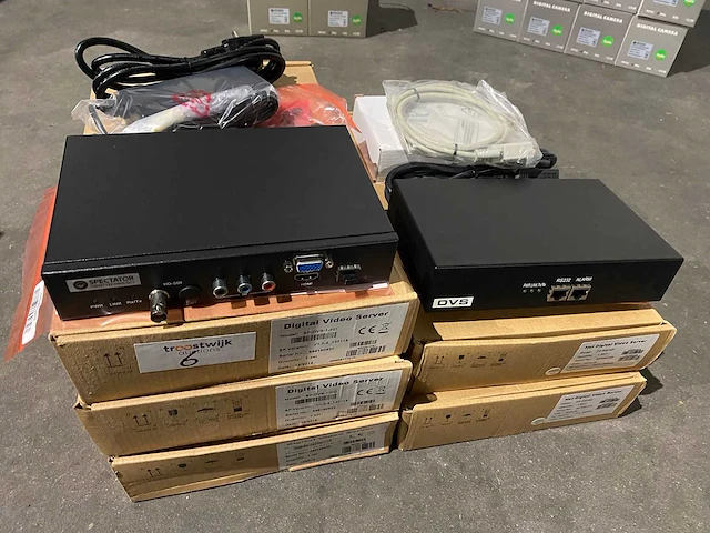 5x digital video server, 3x model sp-dvs-1-hd en 2x ds-6001di - afbeelding 1 van  4