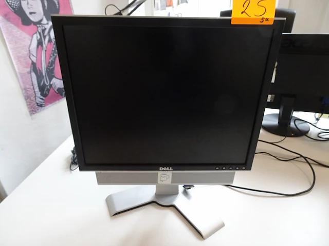 5x diverse computer schermen - afbeelding 1 van  9