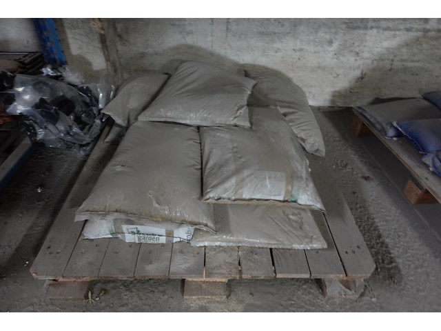 5x diverse paletten zand/mortels - afbeelding 1 van  5