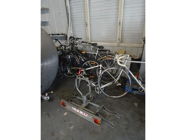 5x fiets + fietsdrager - afbeelding 1 van  4