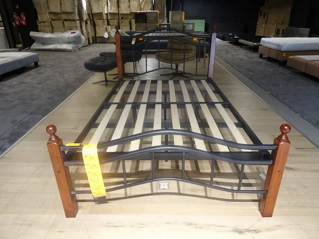5x hout/metalen bed - afbeelding 1 van  4