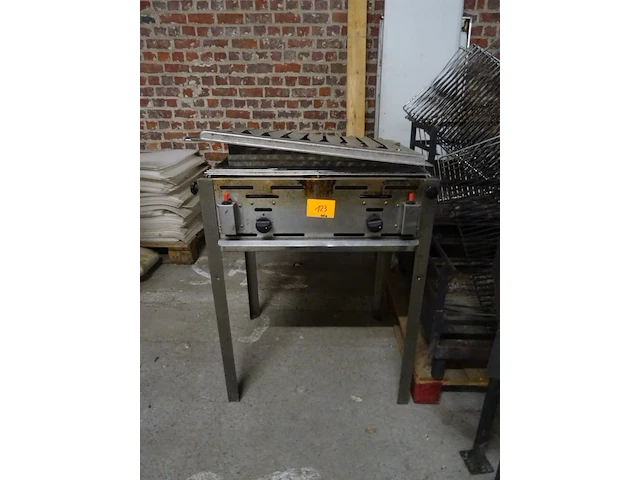 5x metalen bbq + 1 x gas bbq - afbeelding 2 van  4