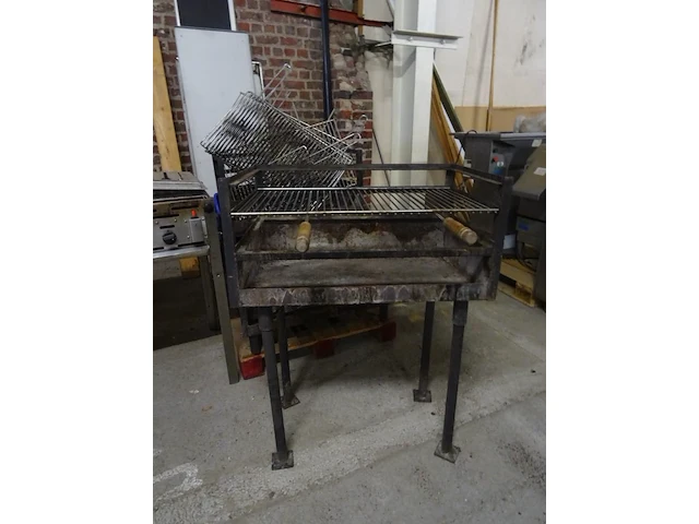 5x metalen bbq + 1 x gas bbq - afbeelding 3 van  4