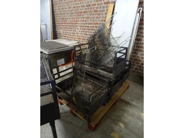 5x metalen bbq + 1 x gas bbq - afbeelding 4 van  4
