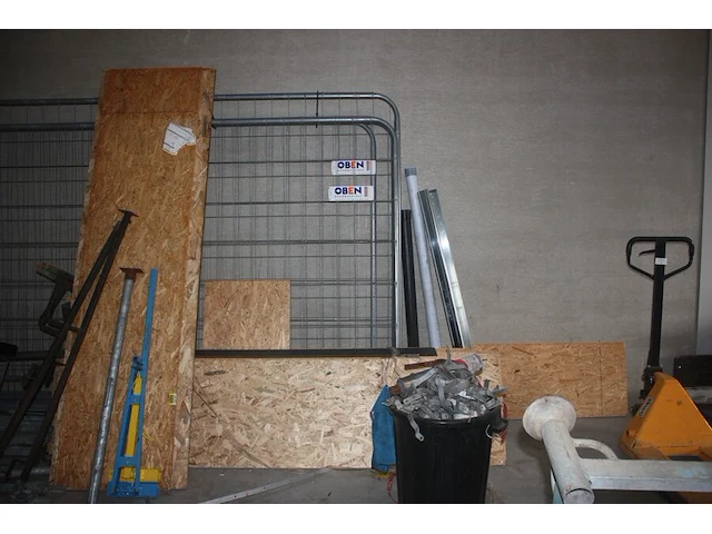 6 afrasteringen met 6 voeten, onderdelen kleine stelling, 3 dekzeilen, 4-delige alu hangstelling, 8 rollen isolatie knauf, 4 gedeeltelijke paletten dakpannen, 16 euro paletten, lichte palletstelling met 3 kopsteunen en 12 dwarsbalken - afbeelding 2 van  25