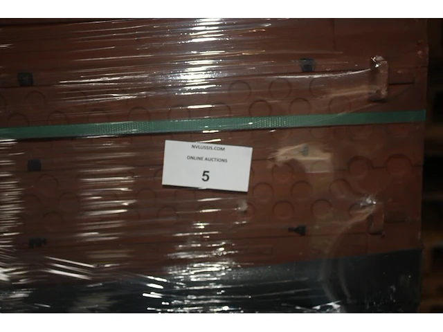 6 afrasteringen met 6 voeten, onderdelen kleine stelling, 3 dekzeilen, 4-delige alu hangstelling, 8 rollen isolatie knauf, 4 gedeeltelijke paletten dakpannen, 16 euro paletten, lichte palletstelling met 3 kopsteunen en 12 dwarsbalken - afbeelding 4 van  25