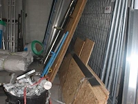 6 afrasteringen met 6 voeten, onderdelen kleine stelling, 3 dekzeilen, 4-delige alu hangstelling, 8 rollen isolatie knauf, 4 gedeeltelijke paletten dakpannen, 16 euro paletten, lichte palletstelling met 3 kopsteunen en 12 dwarsbalken - afbeelding 6 van  25
