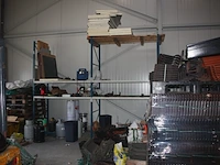6 afrasteringen met 6 voeten, onderdelen kleine stelling, 3 dekzeilen, 4-delige alu hangstelling, 8 rollen isolatie knauf, 4 gedeeltelijke paletten dakpannen, 16 euro paletten, lichte palletstelling met 3 kopsteunen en 12 dwarsbalken - afbeelding 7 van  25
