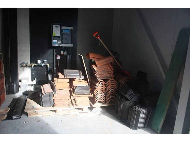 6 afrasteringen met 6 voeten, onderdelen kleine stelling, 3 dekzeilen, 4-delige alu hangstelling, 8 rollen isolatie knauf, 4 gedeeltelijke paletten dakpannen, 16 euro paletten, lichte palletstelling met 3 kopsteunen en 12 dwarsbalken - afbeelding 8 van  25
