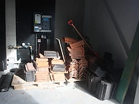 6 afrasteringen met 6 voeten, onderdelen kleine stelling, 3 dekzeilen, 4-delige alu hangstelling, 8 rollen isolatie knauf, 4 gedeeltelijke paletten dakpannen, 16 euro paletten, lichte palletstelling met 3 kopsteunen en 12 dwarsbalken - afbeelding 8 van  25