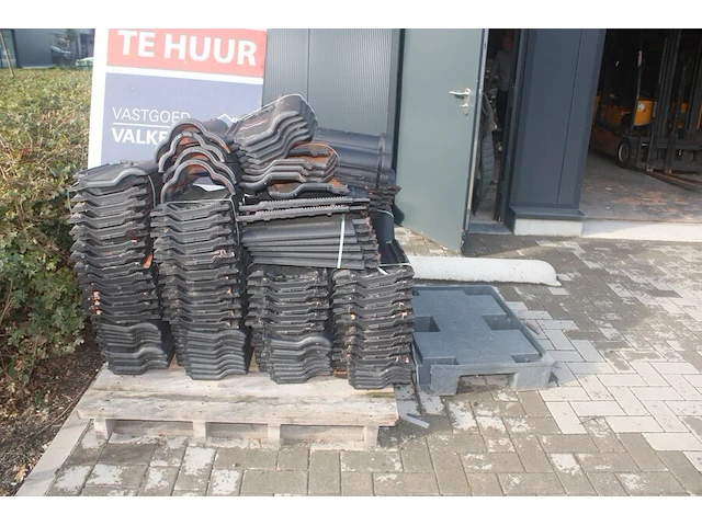 6 afrasteringen met 6 voeten, onderdelen kleine stelling, 3 dekzeilen, 4-delige alu hangstelling, 8 rollen isolatie knauf, 4 gedeeltelijke paletten dakpannen, 16 euro paletten, lichte palletstelling met 3 kopsteunen en 12 dwarsbalken - afbeelding 10 van  25