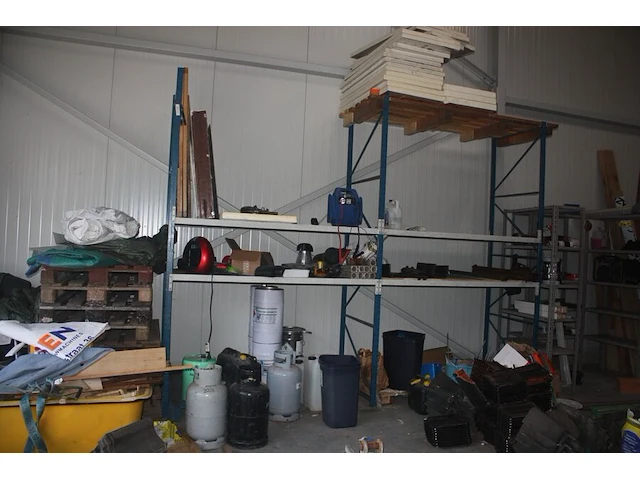 6 afrasteringen met 6 voeten, onderdelen kleine stelling, 3 dekzeilen, 4-delige alu hangstelling, 8 rollen isolatie knauf, 4 gedeeltelijke paletten dakpannen, 16 euro paletten, lichte palletstelling met 3 kopsteunen en 12 dwarsbalken - afbeelding 11 van  25