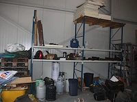 6 afrasteringen met 6 voeten, onderdelen kleine stelling, 3 dekzeilen, 4-delige alu hangstelling, 8 rollen isolatie knauf, 4 gedeeltelijke paletten dakpannen, 16 euro paletten, lichte palletstelling met 3 kopsteunen en 12 dwarsbalken - afbeelding 11 van  25