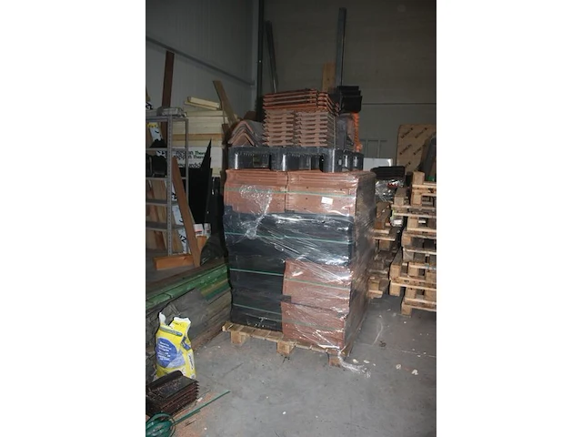6 afrasteringen met 6 voeten, onderdelen kleine stelling, 3 dekzeilen, 4-delige alu hangstelling, 8 rollen isolatie knauf, 4 gedeeltelijke paletten dakpannen, 16 euro paletten, lichte palletstelling met 3 kopsteunen en 12 dwarsbalken - afbeelding 1 van  25