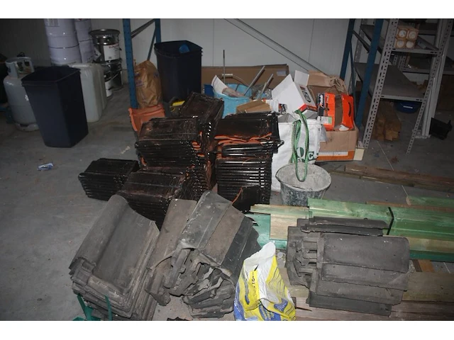 6 afrasteringen met 6 voeten, onderdelen kleine stelling, 3 dekzeilen, 4-delige alu hangstelling, 8 rollen isolatie knauf, 4 gedeeltelijke paletten dakpannen, 16 euro paletten, lichte palletstelling met 3 kopsteunen en 12 dwarsbalken - afbeelding 14 van  25