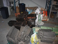 6 afrasteringen met 6 voeten, onderdelen kleine stelling, 3 dekzeilen, 4-delige alu hangstelling, 8 rollen isolatie knauf, 4 gedeeltelijke paletten dakpannen, 16 euro paletten, lichte palletstelling met 3 kopsteunen en 12 dwarsbalken - afbeelding 14 van  25