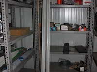 6 afrasteringen met 6 voeten, onderdelen kleine stelling, 3 dekzeilen, 4-delige alu hangstelling, 8 rollen isolatie knauf, 4 gedeeltelijke paletten dakpannen, 16 euro paletten, lichte palletstelling met 3 kopsteunen en 12 dwarsbalken - afbeelding 15 van  25