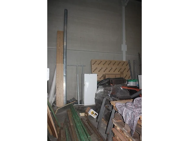 6 afrasteringen met 6 voeten, onderdelen kleine stelling, 3 dekzeilen, 4-delige alu hangstelling, 8 rollen isolatie knauf, 4 gedeeltelijke paletten dakpannen, 16 euro paletten, lichte palletstelling met 3 kopsteunen en 12 dwarsbalken - afbeelding 17 van  25
