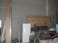 6 afrasteringen met 6 voeten, onderdelen kleine stelling, 3 dekzeilen, 4-delige alu hangstelling, 8 rollen isolatie knauf, 4 gedeeltelijke paletten dakpannen, 16 euro paletten, lichte palletstelling met 3 kopsteunen en 12 dwarsbalken - afbeelding 17 van  25