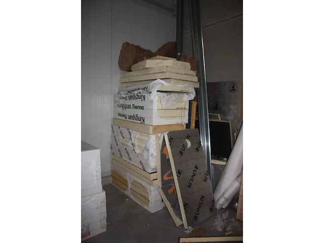 6 afrasteringen met 6 voeten, onderdelen kleine stelling, 3 dekzeilen, 4-delige alu hangstelling, 8 rollen isolatie knauf, 4 gedeeltelijke paletten dakpannen, 16 euro paletten, lichte palletstelling met 3 kopsteunen en 12 dwarsbalken - afbeelding 19 van  25