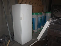 6 afrasteringen met 6 voeten, onderdelen kleine stelling, 3 dekzeilen, 4-delige alu hangstelling, 8 rollen isolatie knauf, 4 gedeeltelijke paletten dakpannen, 16 euro paletten, lichte palletstelling met 3 kopsteunen en 12 dwarsbalken - afbeelding 20 van  25