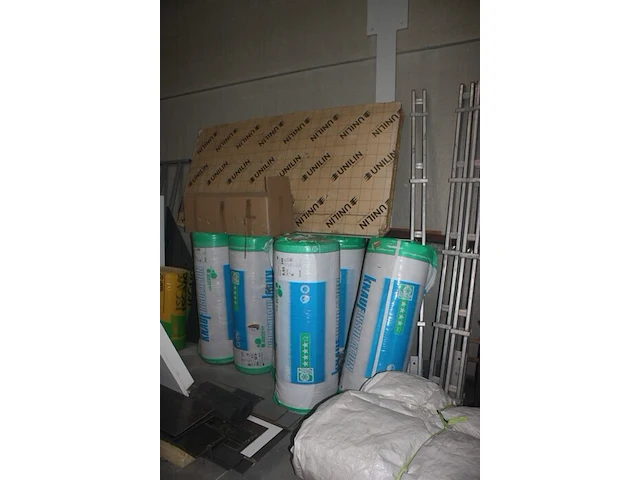 6 afrasteringen met 6 voeten, onderdelen kleine stelling, 3 dekzeilen, 4-delige alu hangstelling, 8 rollen isolatie knauf, 4 gedeeltelijke paletten dakpannen, 16 euro paletten, lichte palletstelling met 3 kopsteunen en 12 dwarsbalken - afbeelding 22 van  25