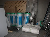6 afrasteringen met 6 voeten, onderdelen kleine stelling, 3 dekzeilen, 4-delige alu hangstelling, 8 rollen isolatie knauf, 4 gedeeltelijke paletten dakpannen, 16 euro paletten, lichte palletstelling met 3 kopsteunen en 12 dwarsbalken - afbeelding 23 van  25