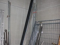 6 afrasteringen met 6 voeten, onderdelen kleine stelling, 3 dekzeilen, 4-delige alu hangstelling, 8 rollen isolatie knauf, 4 gedeeltelijke paletten dakpannen, 16 euro paletten, lichte palletstelling met 3 kopsteunen en 12 dwarsbalken - afbeelding 24 van  25