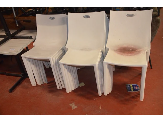 6 bruin rechthoekige bistro tafels 70x70cm , 23 wit plastiek kuipstoelen (48,49) - afbeelding 1 van  9