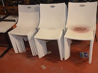 6 bruin rechthoekige bistro tafels 70x70cm , 23 wit plastiek kuipstoelen (48,49) - afbeelding 1 van  9