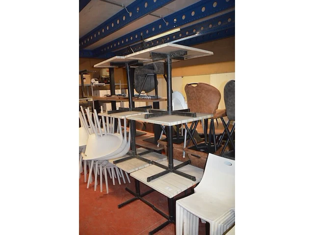 6 bruin rechthoekige bistro tafels 70x70cm , 23 wit plastiek kuipstoelen (48,49) - afbeelding 2 van  9